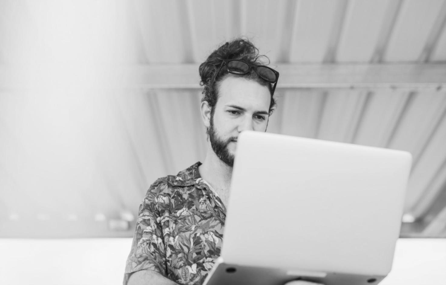 Sviluppatori che lavorano su codice di sicurezza per giochi mobile